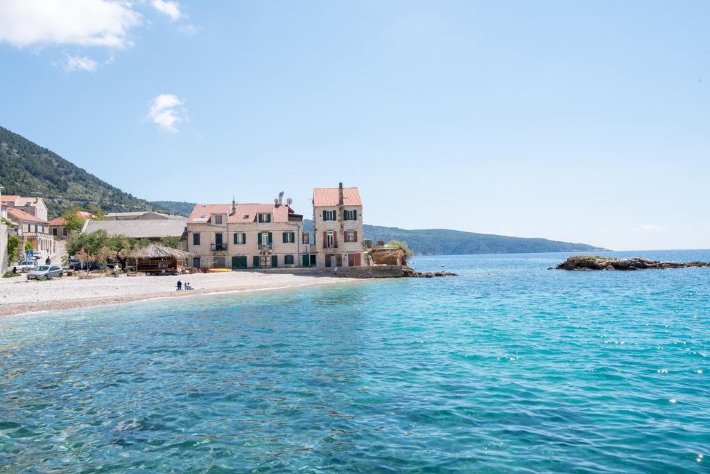 Apartments On The Beach Komiža 外观 照片